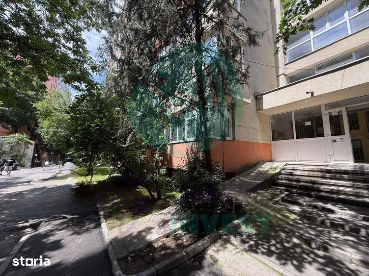 Apartament cu 3 camere semidecomandat în Obor