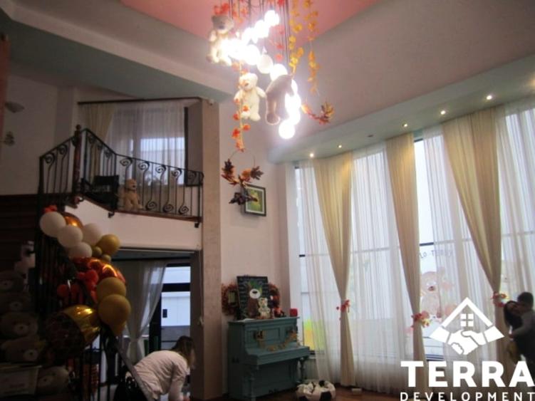 Casă individuală cu 7 camere cu Teren 500 Mp în Central