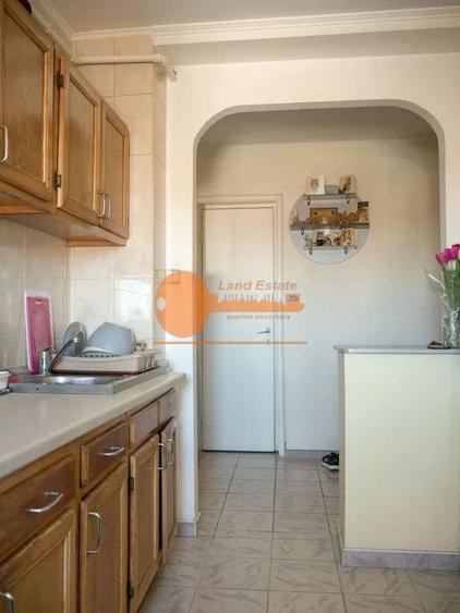 Apartament cu 4 camere semidecomandat, mobilat în Rahova
