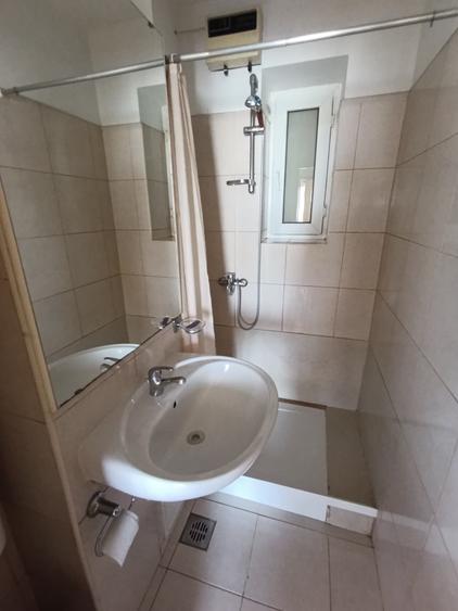 Apartament cu 3 camere semidecomandat în Sala Palatului
