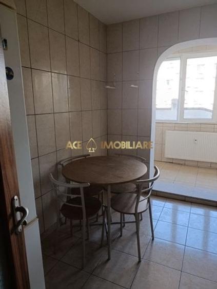 Apartament cu 3 camere semidecomandat, mobilat în Ozana