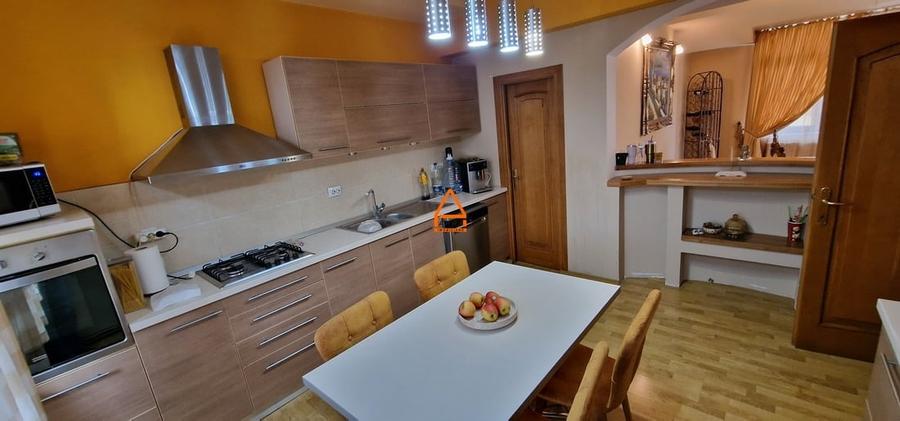 Casă individuală cu 5 camere cu Canalizare în Bucium