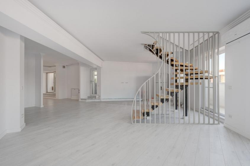 Apartament cu 5 camere decomandat în Timpuri Noi