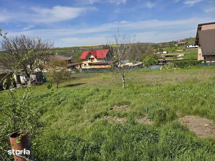 Teren de 1000 mp, în Popricani