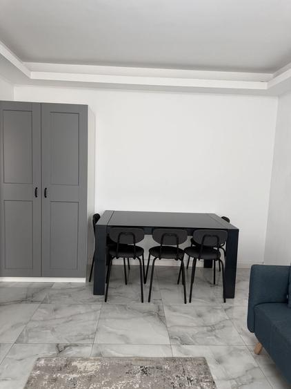 Apartament cu 3 camere semidecomandat în Tineretului