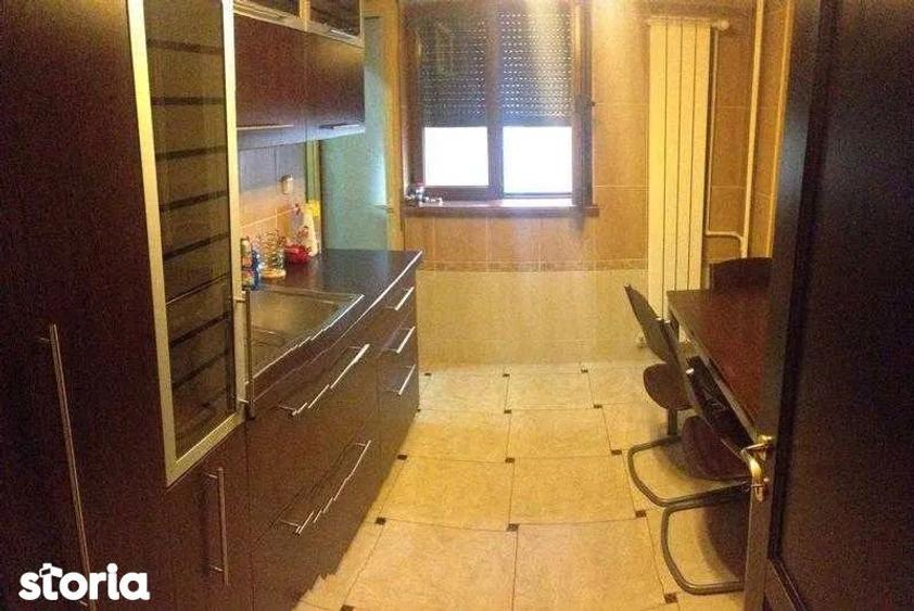 Apartament cu 3 camere decomandat, mobilat în Nerva Traian