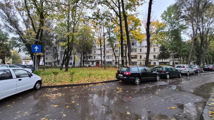 Tomis 1 - ap 3 cam, et 4/4 , gaze la usa (necesita renovare)