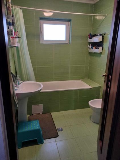 Apartament cu 3 camere decomandat în Exterior Vest