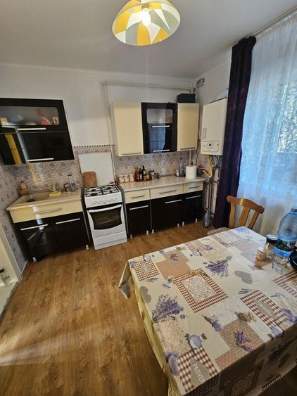 Casa 5 camere de vanzare langa biserica si parc - 1