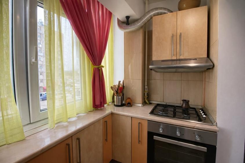 Apartament 3 camere | Decomandat | Etaj 2 | Parcare | zona Poarta 6 - 7