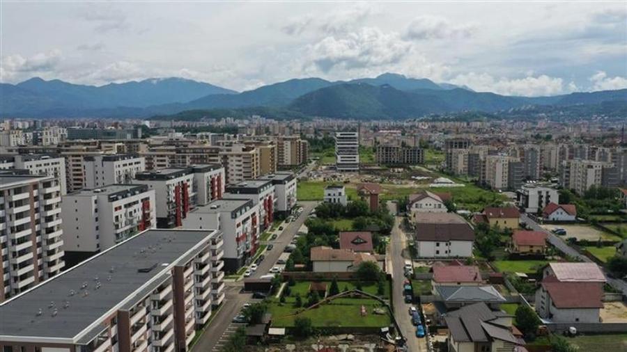 10.000mp intravilan, front la doua strazi, configuratie avantajoasa, aria Coresi - 1