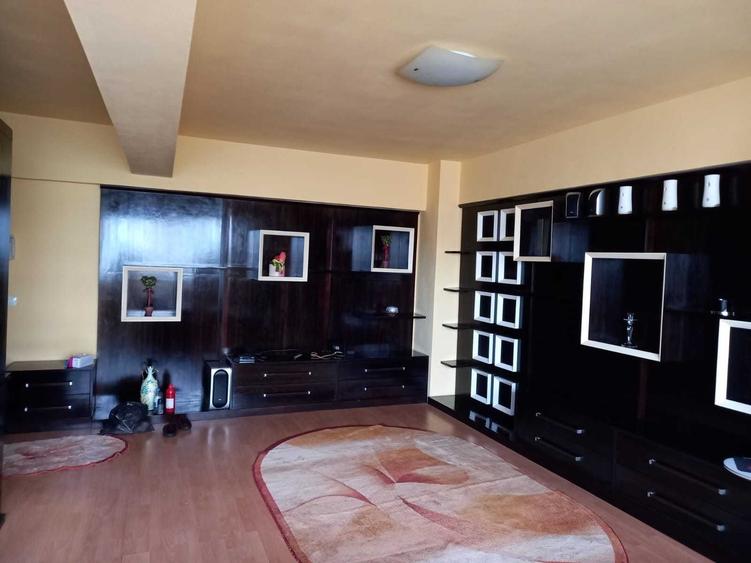 Apartament cu 3 camere decomandat în Popoveni