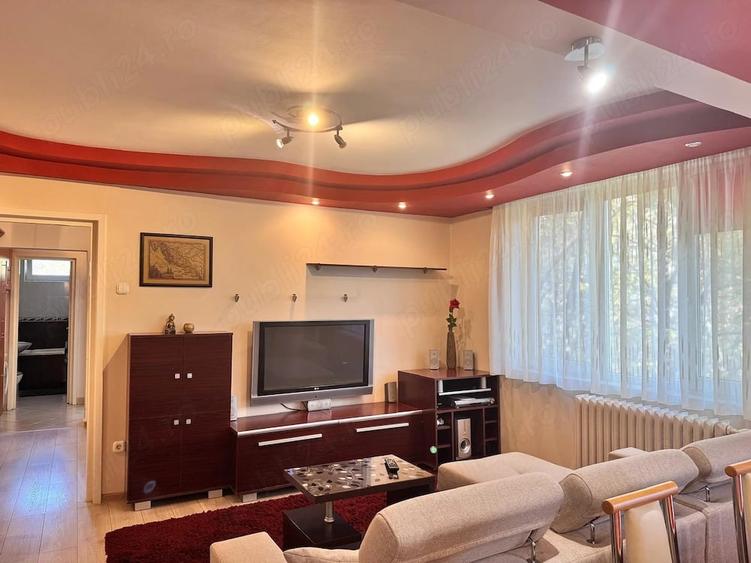 Apartament cu 3 camere semidecomandat în Rogerius