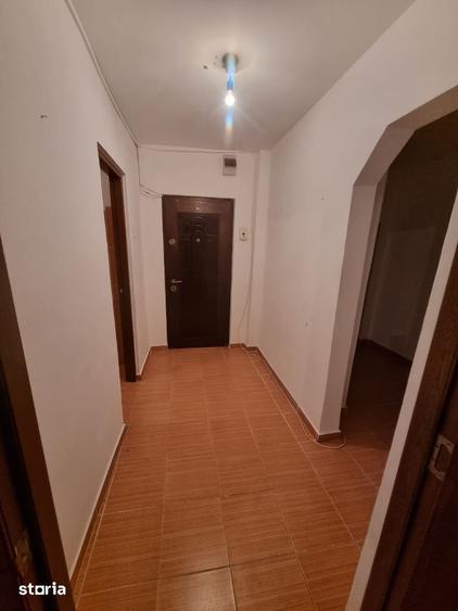 Apartament cu 4 camere decomandat în Roman