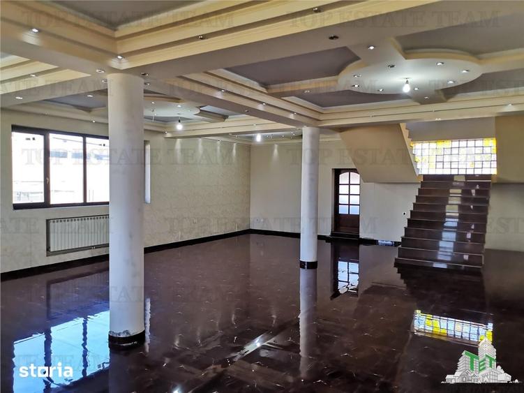 Casă cu 8 camere cu Teren 990 Mp în 1 Decembrie