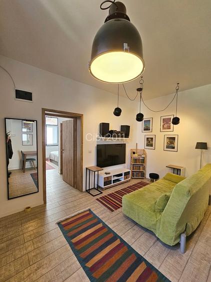 Casă cu două apartamente independente si teren generos.