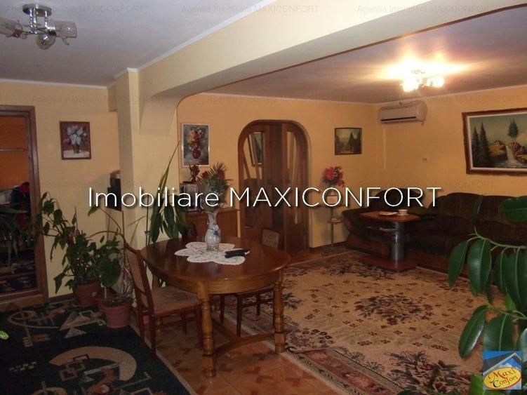Casă cu 11 camere cu Garaj în Lacu Sărat