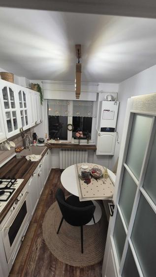 Apartament cu 3 camere semidecomandat, mobilat în Splai Bahlui