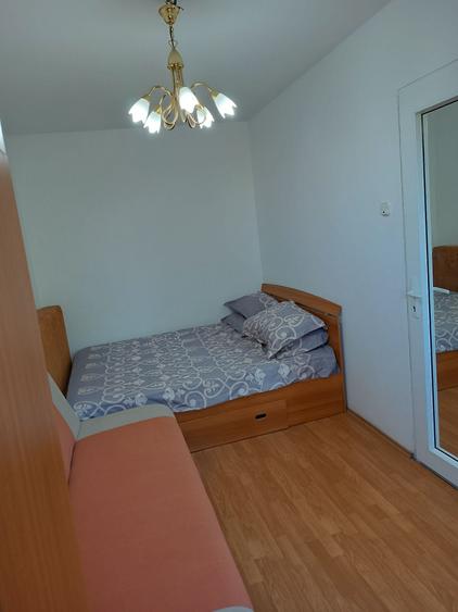 Apartament cu 3 camere semidecomandat în Palazu Mare