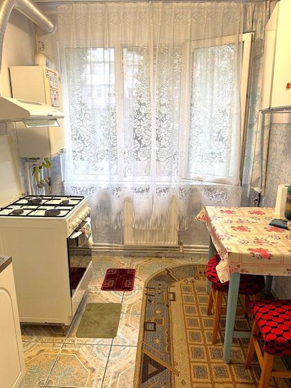 Apartament spatios, trei camere semidecomandate, etaj 1 din 4, Tiglina 3 - 6