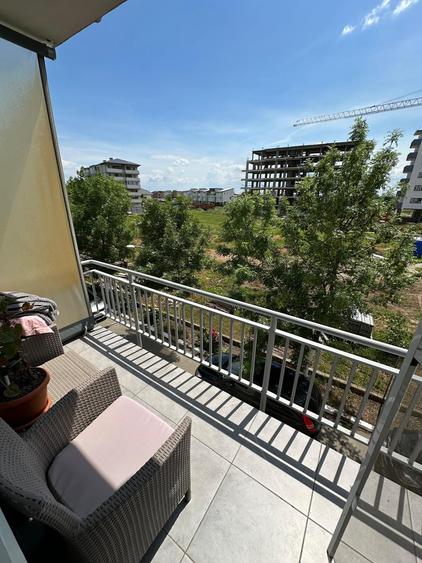 Apartament cu 3 camere semidecomandat în Berceni