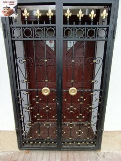 Bd. Unirii – Strada Traian  Vila / Spatiu Comercial Renovat, 10 camere, suprafata utila - 300 mp. - 6