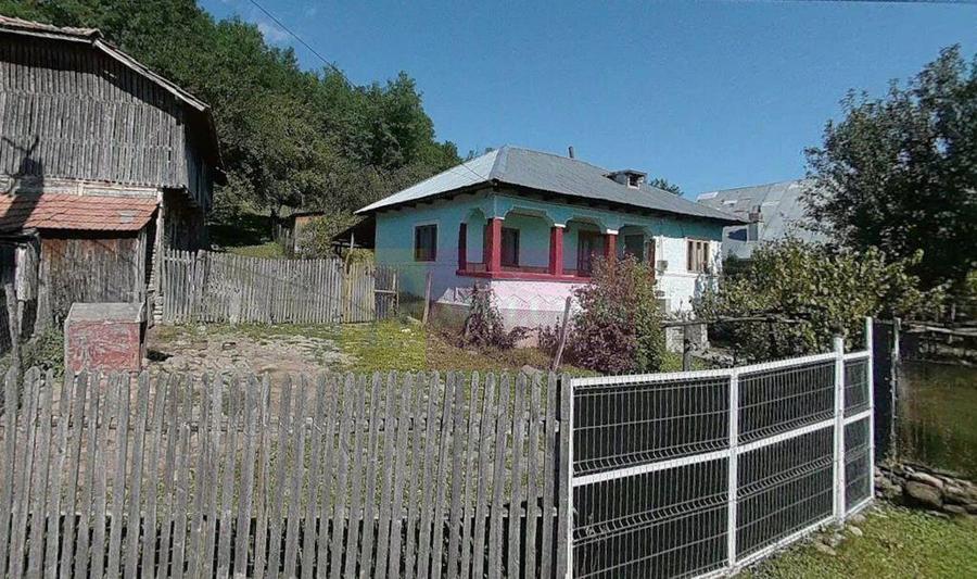 Casa batraneasca cu teren (4.910 mp) la Alunis - 2