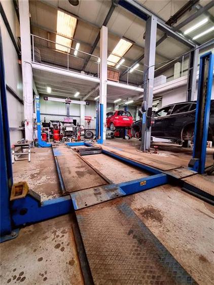Service auto complet echipat, la cheie – 4 posturi lucru, elevatoare 3t si 5t. Z - 2