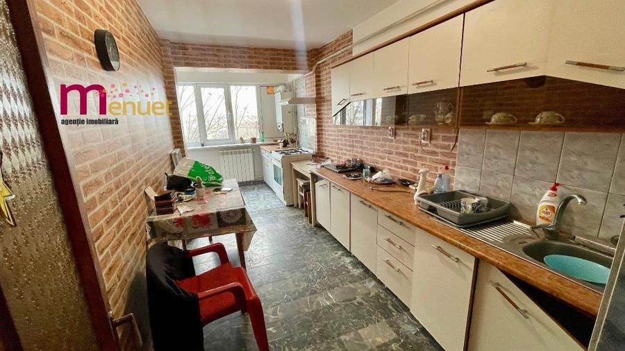 Apartament cu 3 camere decomandat în Spitalului