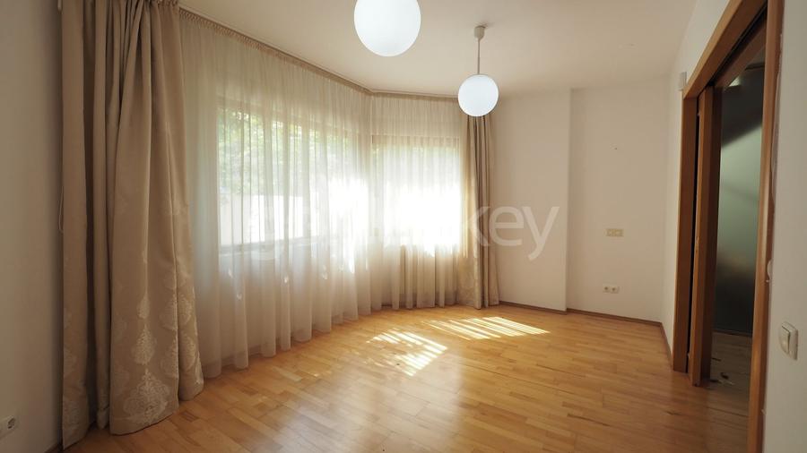 Vila nemobilata in complex cu piscina | 2 garaje - 7