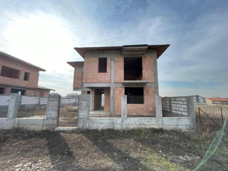 Casa la rosu P+1, 446mp teren,  164 mp utili si toate utilitatile in zona Ford - 1