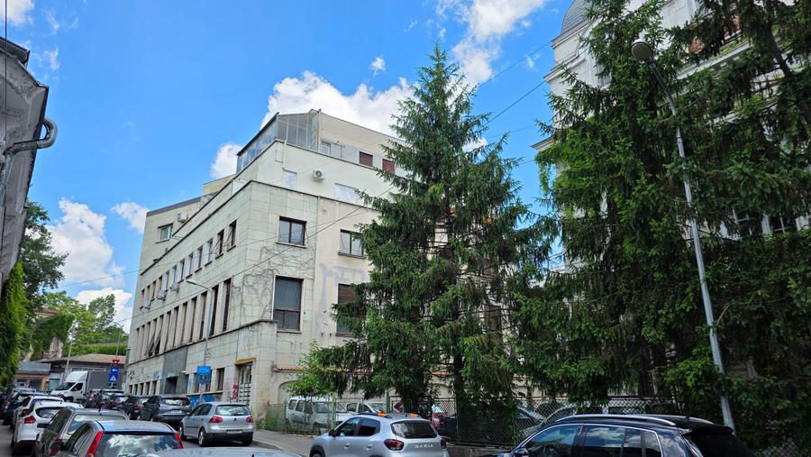 Apartament cu 3 camere semidecomandat în Cișmigiu