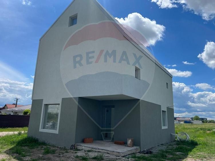 Casa / Vila cu 4 camere de vanzare - 1