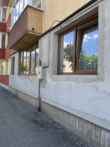 Vand apartament 2 camere bucatrie open-space zona ultra centrala ,parter mp 64 + boxa alimente bloc de caramida dotat cu centrala proprie,termopane - 2