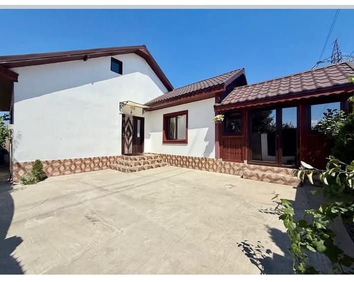 Casă individuală cu 2 camere cu Teren 200 Mp în Est