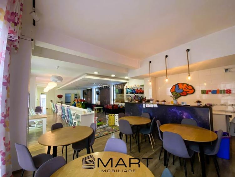 Spatiu de joaca interior + zona de socializare pentru parinti si bunici Spatiu de joaca interior + zona de socializare pentru parinti si bunici