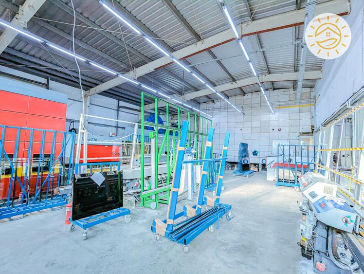 Hala + cladire birouri singur in curte cu 10 locuri de parcare - 1