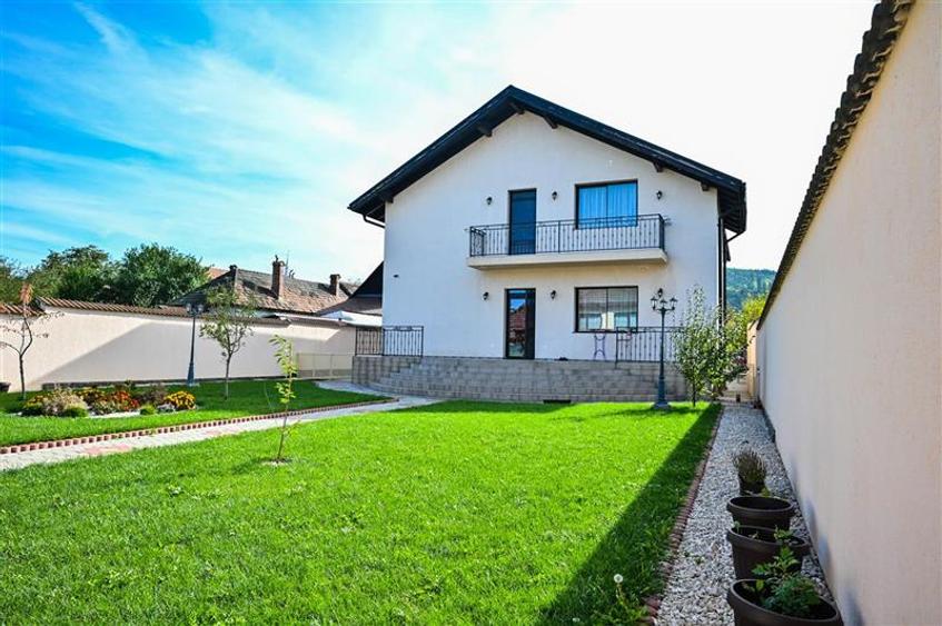 Resedinta distincta, mobilata cu rafinament, pe 1.000 mp teren, Central, Sacele, - 15