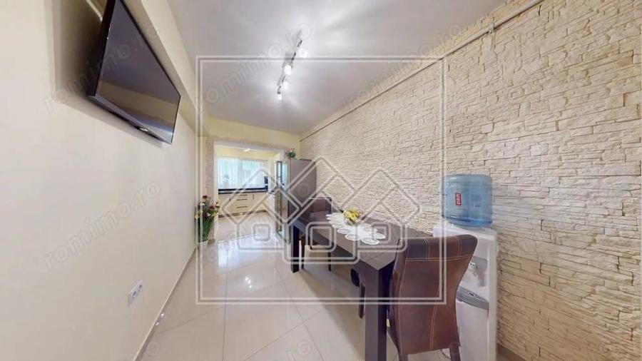 Ap.cu 3 camere, 2 bai si balcon, etaj intermediar, mobilat si utilat - 1