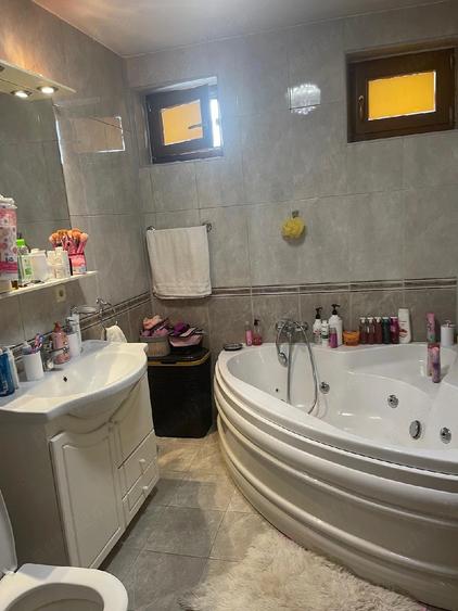 Casă cu 4 camere cu Teren 1750 Mp în Titan
