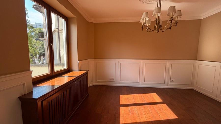 Casă individuală cu 12 camere cu Teren 400 Mp în Kiseleff
