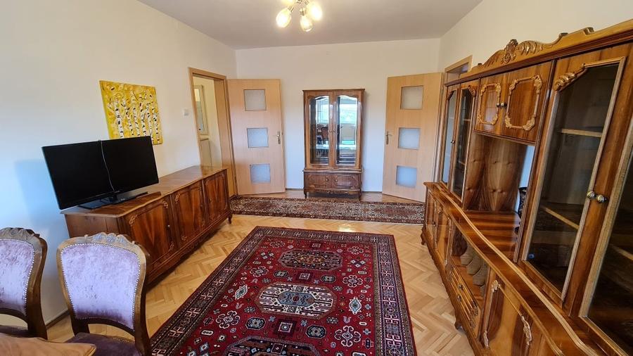 Apartament cu 3 camere semidecomandat, mobilat în Complex Studențesc