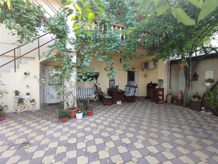Casă individuală cu 9 camere cu Teren 186 Mp în Doamna Ghica