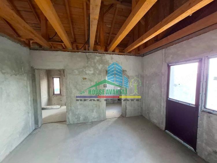 Casă cu 4 camere cu Teren 2428 Mp în Vest