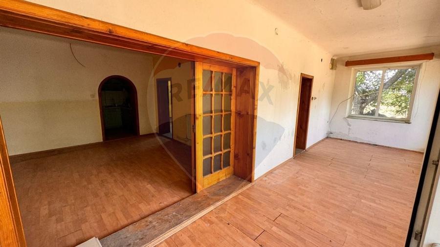 Casă cu 4 camere cu Teren 1367 Mp în Sântandrei