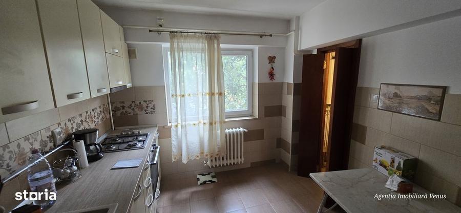 Apartament cu 4 camere decomandat în Central