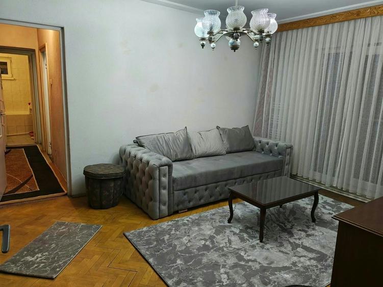 Apartament cu 3 camere semidecomandat în Alexandru cel Bun