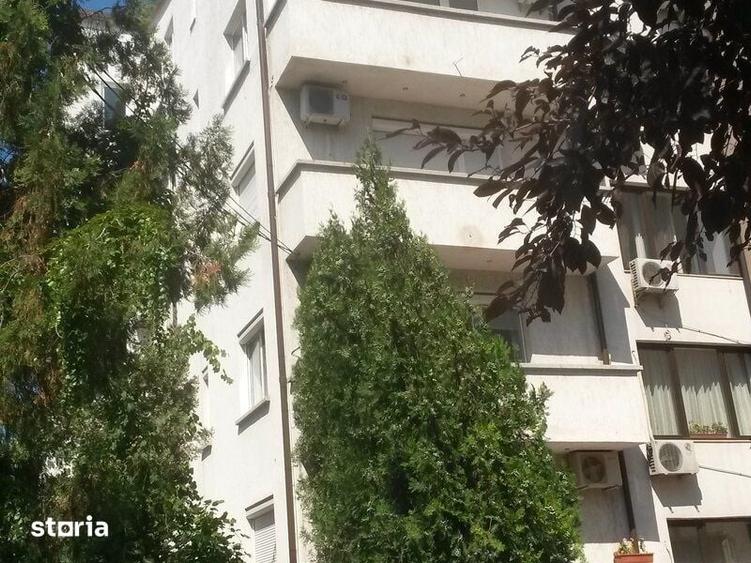 Apartament cu 3 camere semidecomandat în Floreasca