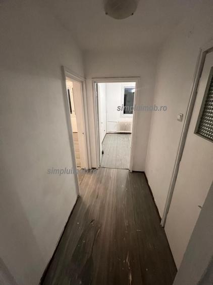 Apartament cu 3 camere semidecomandat în Berceni