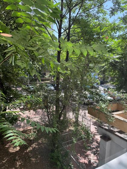 Apartament cu 3 camere semidecomandat, mobilat în Baba Novac